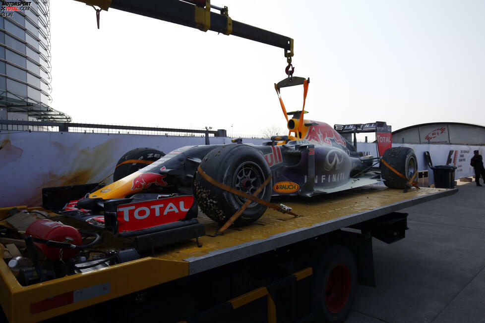 Bremsprobleme im Training, Motorschaden im Rennen: Kwjat verabschiedet sich in der 16. Runde an neunter Stelle liegend aus dem Grand Prix von China. Weiteres Salz in der Wunde zwischen Red Bull und Renault.