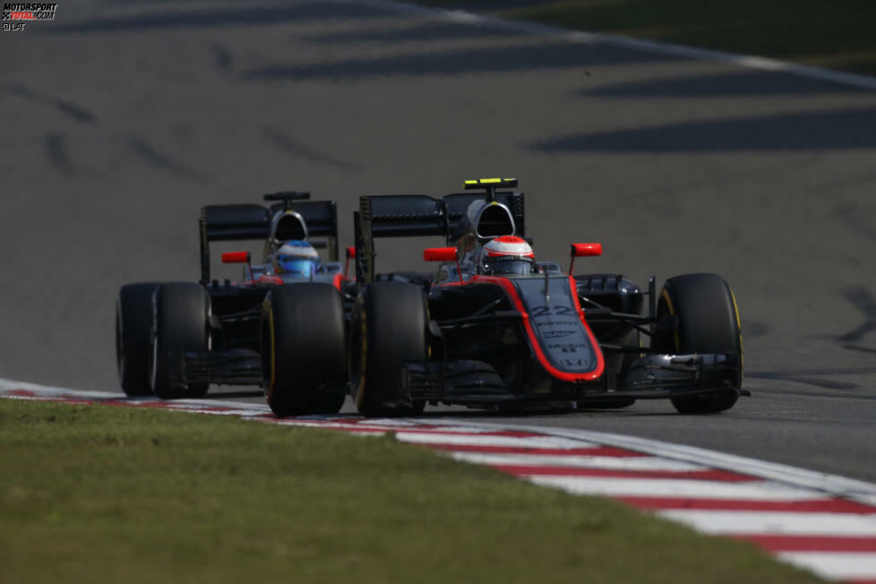 Und was macht McLaren-Honda? Jenson Button schiebt (untypischerweise) den Lotus von Pastor Maldonado an, liefert sich ein Duell mit Teamkollege Fernando Alonso - und verliert es knapp. Am Ende fällt Button wegen einer Strafe für die Kollision noch vom 13. auf den 14. Platz zurück.
