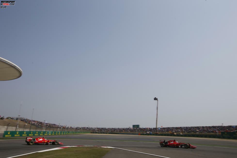 Weil Räikkönen um vier Runden frischere Medium-Reifen hat als Vettel, wird das Duell um Platz drei im Finish noch einmal ansatzweise spannend - auch ohne konkreten Überholversuch. Spannende Rad-an-Rad-Kämpfe sind an diesem Sonntagnachmittag die Ausnahme.