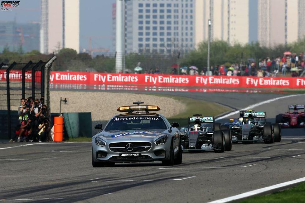Das Rennen geht neutralisiert mit einer Safety-Car-Phase zu Ende. Hamilton, Rosberg und Vettel auf dem Podium - bereits zum dritten Mal im dritten Rennen. Und Williams bringt die Positionen fünf und sechs ins Ziel.