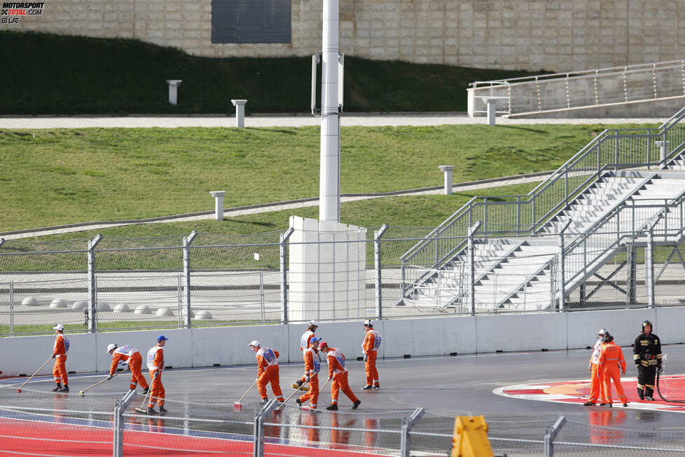 Die Olympiastadt Sotschi lässt erst malkaum Training zu: Ein Dieselfilm am Morgen, verursacht von einem defekten Reinigungs-LKW, und starker Regen am Nachmittag vereiteln eine programmgemäße Vorbereitung auf das Rennen, ...