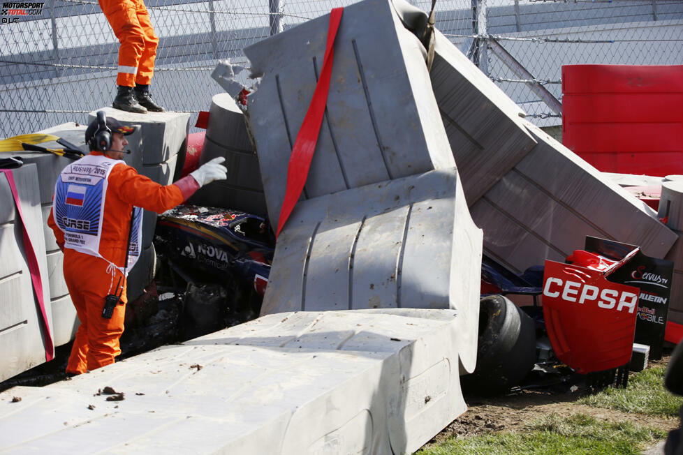 ... und am Samstagmorgen muss wegen dieses Horror-Crashs von Carlos Sainz (Toro Rosso) vorzeitig abgebrochen werden. Sainz bleibt 15 ewig scheinende Minuten ohne jeden Funkkontakt unter den lebensrettenden TecPro-Barrieren vergraben, verlässt das Krankenhaus aber noch am Samstagabend und liegt im Rennen sogar auf Punktekurs, bis er ausscheidet. Wegen eines Abflugs in 