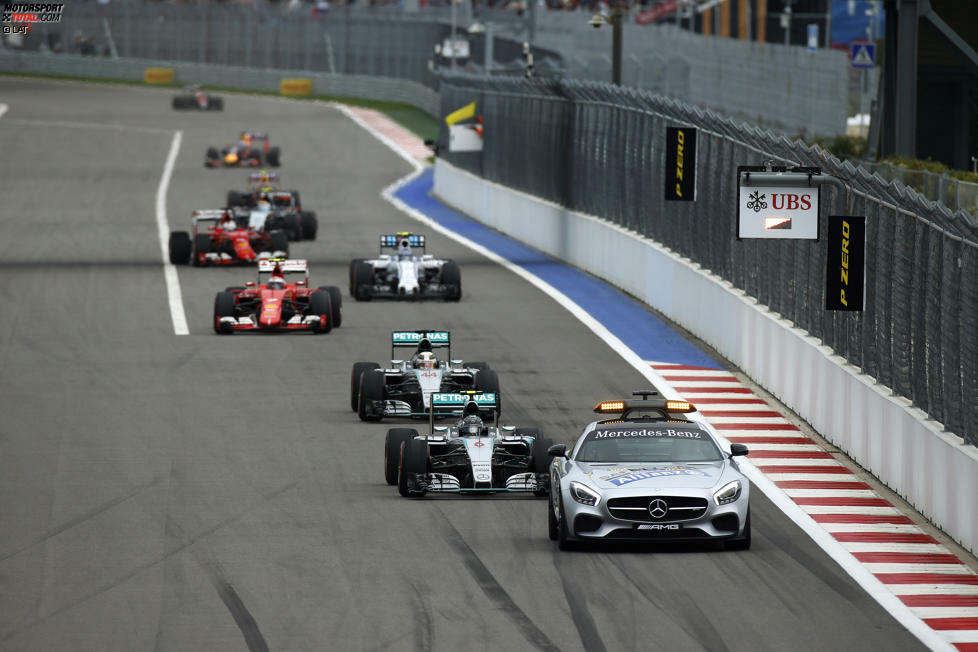 An der Spitze eine Schrecksekunde, als das Safety-Car auf die Strecke kommt: Rosberg bremst nämlich so abrupt zusammen, dass Hamilton, der gerade aus einer Rechtskurve beschleunigen will, ihm beinahe ins Heck rauscht - mit qualmenden Bremsen!