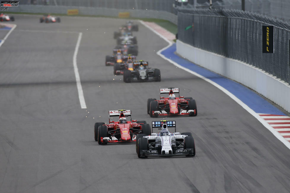 Restart in der vierten Runde, und Räikkönen lässt sich zum ersten Mal überraschen. Bottas geht aus dem Windschatten heraus mühelos am Ferrari vorbei. Weil dieser am Ende der Geraden zu wenig Leistung liefert, wie sich der 