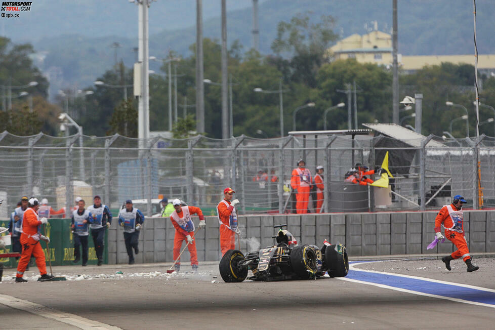 Nächster Horror-Crash: Romain Grosjean (Lotus), der schon in der ersten Runde an der Box war, verliert sein Auto bei hoher Geschwindigkeit außer Kontrolle, lenkt zu stark gegen und kracht in die Barrieren. Als er aussteigt, wirkt er ein bisschen schwindlig - aber zum Glück geht auch der zweite schwere Unfall des Wochenendes glimpflich aus. Und: Sergio Perez (Force India) nutzt die fünf Runden lange Safety-Car-Phase zum Reifenwechsel. Eine goldene Entscheidung.