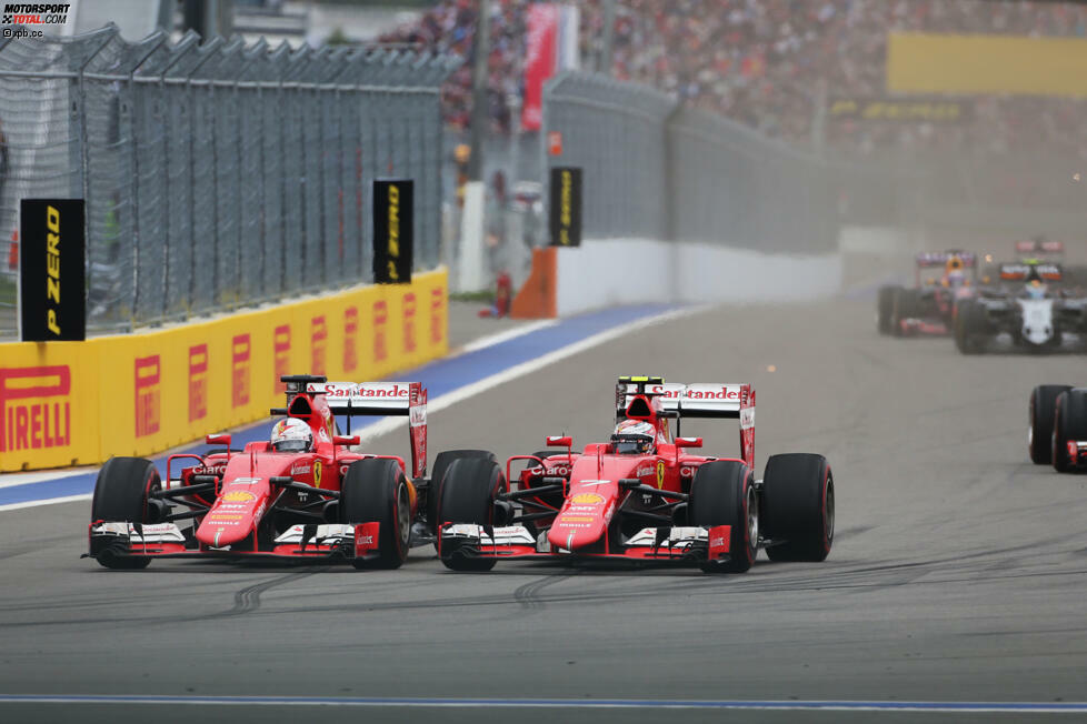 Räikkönen verschläft in Runde 17 auch den zweiten Restart, Vettel setzt sich innen neben ihn. Doch weil Räikkönen die Kurve abkürzt, lässt er Vettel ein paar Kurven weiter freiwillig durch. 