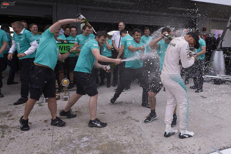 Konstrukteurs-Weltmeister am grünen Tisch: Erst durch die Räikkönen-Strafe sichert sich Mercedes wie schon 2014 bereits in Sotschi den Team-Titel. Als Sieger Hamilton gefeiert wird, steht das noch gar nicht fest. Angestoßen wird daher erst in der Flughafen-Lounge.