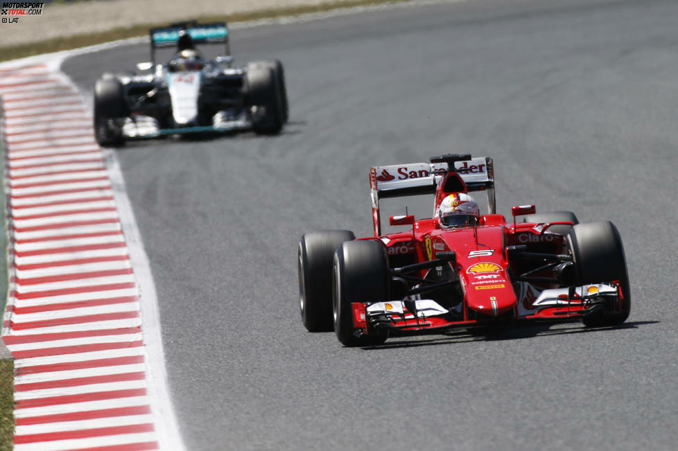 Indes fährt Sebastian Vettel auf Platz zwei - zwar vom Speed her nicht ebenbürtig mit Hamilton, aber durch das 
