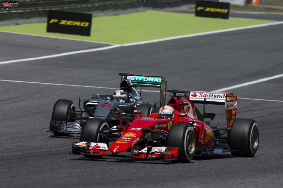 Genau wie Vettel, der eine Runde später wechselt und vorne bleibt. Auch, weil die Mercedes-Crew patzt und Hamiltons Service 5,3 Sekunden dauert. Hamiltons Versuche, sich im Rückspiegel zu zeigen, sind eine gute Show, haben aber in Wahrheit keine realistische Chance.