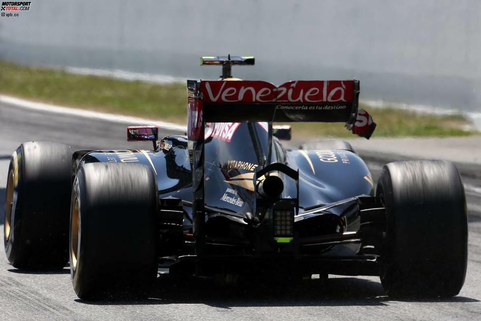 Pastor Maldonado geigt zu Beginn groß auf, liegt schon an siebter Stelle - aber beschädigt sich dann ausgerechnet im Zweikampf mit Teamkollege Romain Grosjean den Heckflügel. Erst in der 46. Runde nimmt ihn Lotus aus dem Rennen.