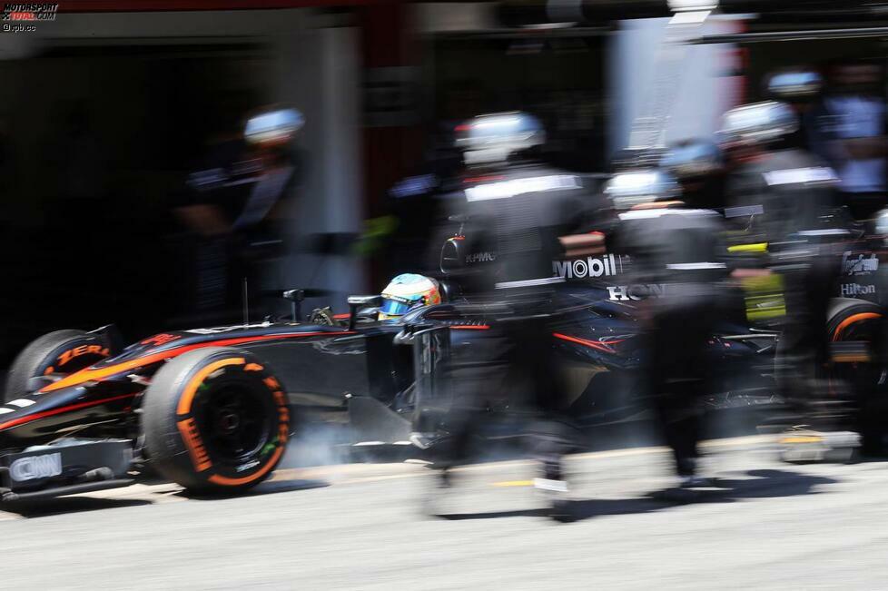 In der 27. Runde ist für Lokalmatador Fernando Alonso Endstation: Sein McLaren-Honda entwickelt Bremsprobleme, schießt beim Boxenstopp über die Markierung hinaus. Dem Team bleibt nichts anderes übrig, als nur noch auf Jenson Button zu setzen. Und der findet sein Auto an diesem Rennsonntag 