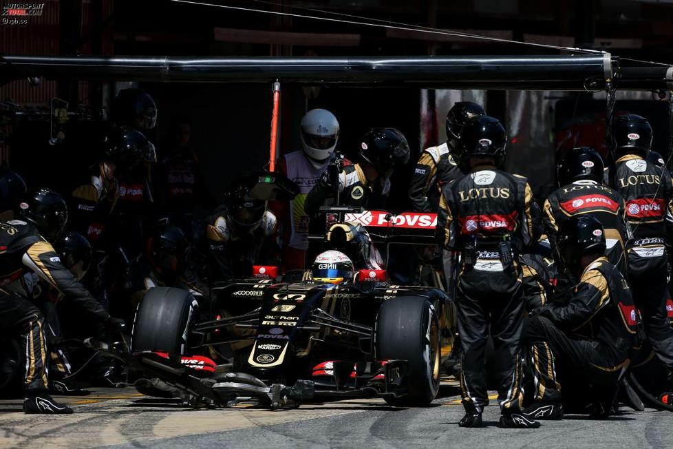 Nächste Schrecksekunde an der Box, als Grosjean zu schnell hereinkommt und seinen Wagenheber-Mechaniker über den Haufen fährt. Der reagiert geistesgegenwärtig, fliegt aber weit durch die Luft - und erntet hämischen Spott seiner Kollegen, als das TV-Bild einem Millionenpublikum zeigt, wie er sich einen Beutel Eiswürfel zwischen die Beine hält.