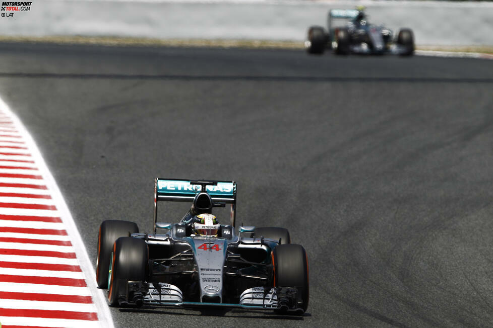 Nach dem letzten Rosberg-Stopp in Runde 45 führt Hamilton kurzzeitig im Grand Prix - und baut seinen Vorsprung trotz älterer Reifen sogar aus. Kurz befürchtet Rosberg, er könnte den Sieg noch verlieren, bis ihn sein Team beruhigt: 