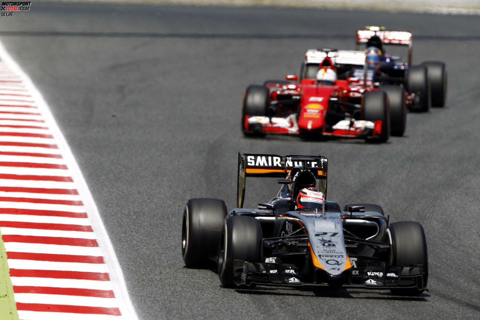 ... und kommt auch nach dem Boxenstopp vor dem Deutschen auf die Strecke. Während Vettel im Verkehr steckt (und sich lautstark über die Nachzügler, etwa den diesmal chancenlosen Nico Hülkenberg, beschwert), ...