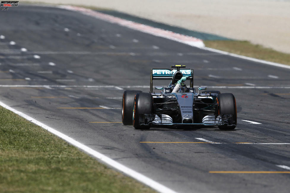 Endlich Rosberg! Neun der letzten elf Rennen hat Hamilton gewonnen, er selbst nur eins (Brasilien 2014) - und jetzt den Grand Prix von Spanien. Am Ende sind es 17,551 Sekunden Vorsprung auf Hamilton. Und, aus Teamsicht viel wichtiger, 45,342 auf den drittplatzierten Vettel.
