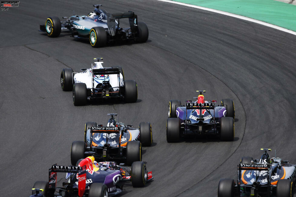 Im Kampf um den fünften Platz berühren sich Valtteri Bottas (Williams) und Ricciardo, wovon Nico Hülkenberg (Force India) profitiert: Vom elften Startplatz losgefahren, wird der Deutsche nach der ersten Runde bereits auf Rang fünf geführt.