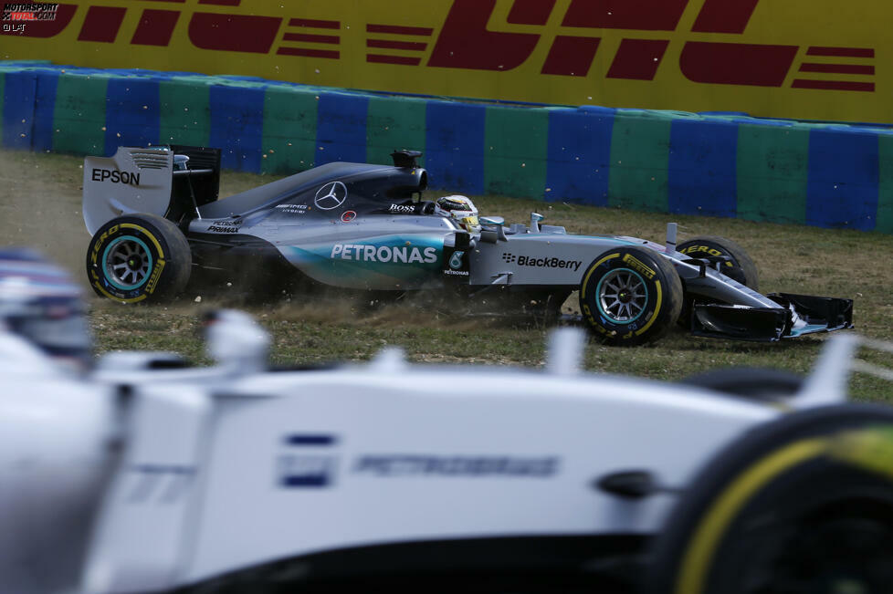 Hamilton nimmt indes die Brechstange in die Hand, verschätzt sich beim Anbremsen der Schikane hinter Rosberg - und versucht im ersten Ärger über sich selbst, dem Teamkollegen die Schuld daran in die Schuhe zu schieben. Der Polesetter kommt nur als Zehnter aus der ersten Runde zurück.