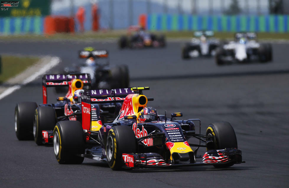 Red Bull funkt an den sechstplatzierten Kwjat, er möge doch bitte den schnelleren Ricciardo durchlassen - wogegen sich der Russe verständlicherweise wehrt: 