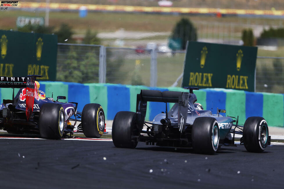 Beim Restart macht sich Rosberg sofort auf Vettel-Jagd, während Hamilton von Ricciardo geschnappt wird. Doch damit nicht genug, fällt er noch weiter zurück - und gerät ins Duell zwischen Bottas und Max Verstappen (Toro Rosso), ...