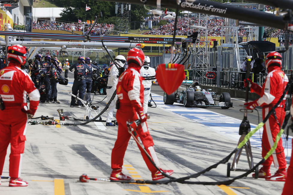 Hamilton muss nach dem harten Duell gegen Ricciardo doch noch an die Box kommen, um sich eine neue Nase abzuholen. Obendrauf gibt's auch noch eine Durchfahrtsstrafe, weil er Ricciardo beim Überholmanöver einfach reingerauscht ist. 