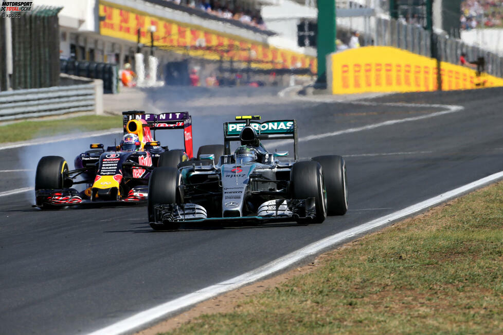 Ricciardo hat im Finish die weicheren Reifen als Rosberg und das schnellste Auto. Bei der Attacke gegen den Mercedes nimmt er aber viel Risiko - und Rosberg lässt ihm ausgangs der ersten Kurve keinen Platz, sodass sich die beiden berühren.