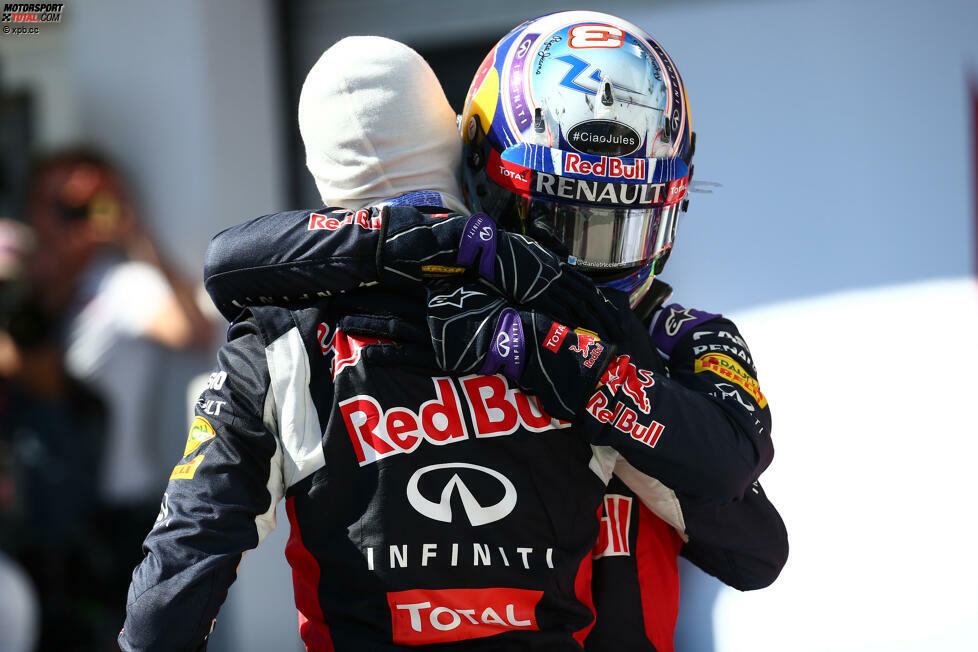 Und so fahren sie auch über die Ziellinie: Vettel gewinnt vor den beiden Red-Bull-Junioren - und erstmals in der Geschichte der Formel 1 stehen drei Junioren von Helmut Marko gleichzeitig auf dem Podium. Für Red Bull das beste Saisonergebnis 2015.