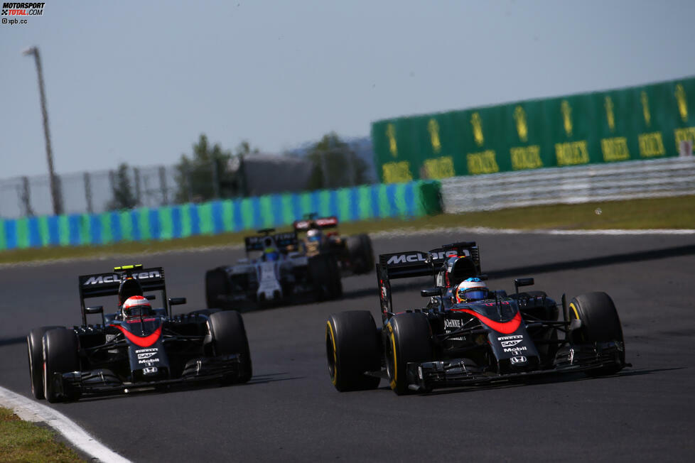 Erstmals seit Brasilien 2013 kein Mercedes auf dem Podium, dafür die Wiederauferstehung von McLaren: Nicht einmal ein Reifenschaden kann den fünften Platz von Fernando Alonso verhindern, und Jenson Button wird überraschend Neunter. Wer für Ungarn 2015 vorher auf dieses Ergebnis gesetzt hätte, der wäre jetzt wahrscheinlich Millionär!