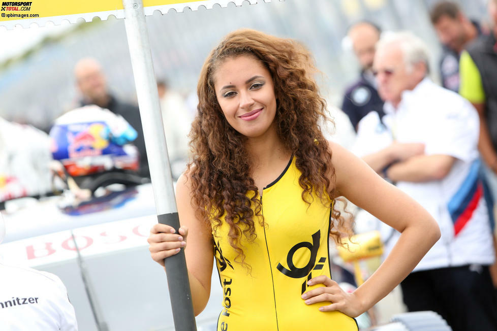 Oder darf es etwas lockiger sein? In Zandvoort macht dieses Gridgirl eine gute Figur.