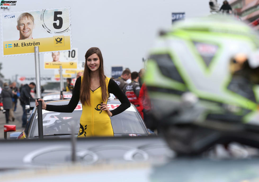 Trostpreis für Mattias Ekström: Den Titel verpasst er in diesem Jahr, dafür gibt es auf dem Nürburgring aber eines der schönsten Gridgirls.