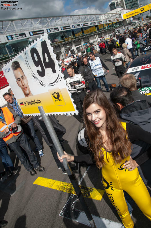 Der Titel geht 2015 bekanntlich an Pascal Wehrlein. Und auch mit diesem Gridgirl ist der Champion am Nürburgring definitiv ganz weit vorne dabei!