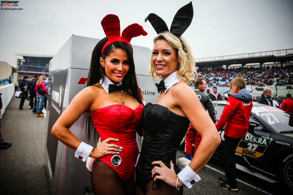 Wo kommen die denn her? In Hockenheim mischen sich einfach so zwei Playboy-Häschen unter die Gridgirls. Uns soll es recht sein!