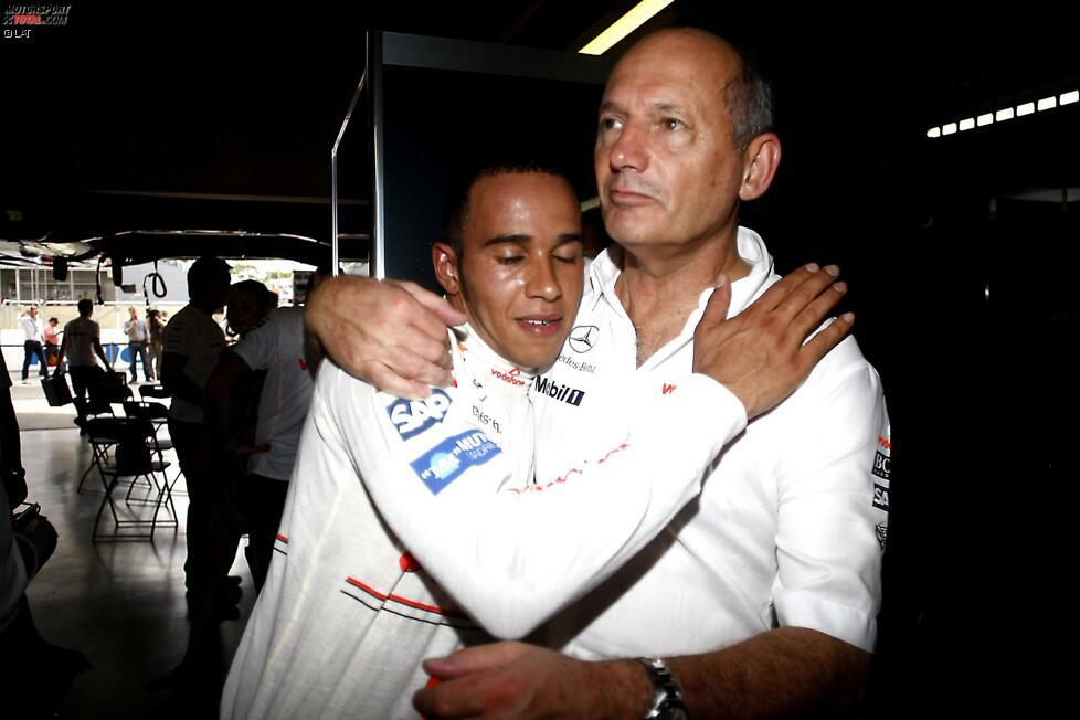 Eigentlich ist Hamilton ein Ziehkind von McLaren, für die er ebenfalls sechs Jahre in der Formel 1 fuhr. Doch die Beziehungen nach Woking reichen noch länger zurück: Als 10-jähriger Bub soll der Brite bei McLaren-Boss Ron Dennis um ein Autogramm gebeten haben und ihm dabei mitgeteilt haben, dass er irgendwann für das Team in der Formel 1 fahren wolle. Dennis soll in das Autogrammbuch eingetragen haben: 