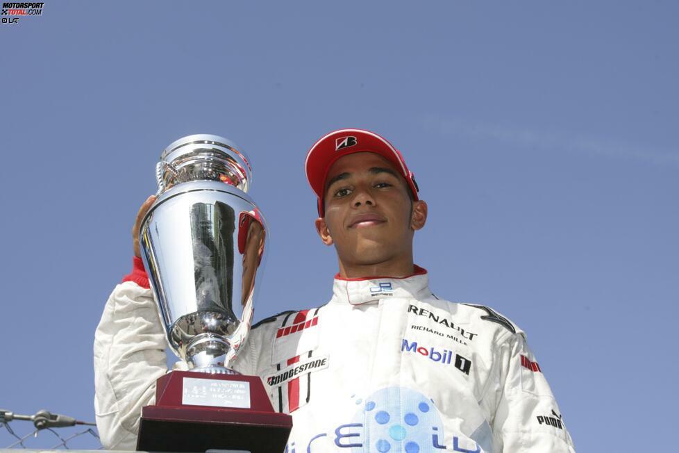 Seine Leistungen bringen ihn 2006 in die höchste Nachwuchsklasse unterhalb der Formel 1. Die GP2-Serie gewinnt Hamilton als einer von bislang nur drei Fahrern (Rosberg, Hamilton, Hülkenberg) gleich im ersten Jahr, wodurch er bei McLaren gute Aussichten auf die Nachfolge der abgewanderten Kimi Räikkönen und Juan-Pablo Montoya hat. Pedro de la Rosa und Gary Paffett haben schließlich das Nachsehen, da die Wahl für das zweite Cockpit neben Doppelweltmeister Fernando Alonso auf Hamilton fällt.