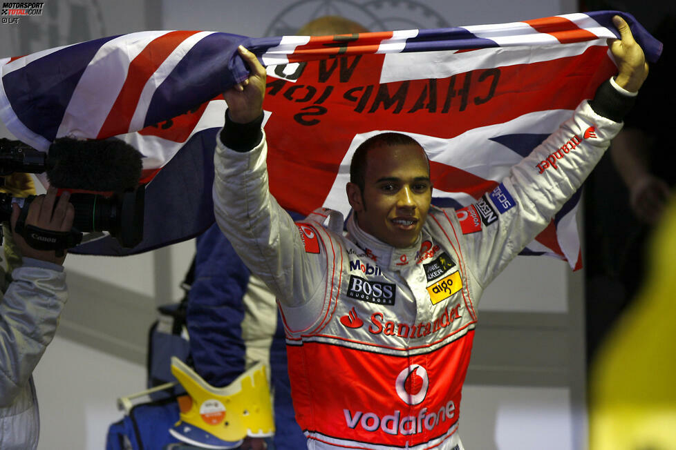 Doch aufgeschoben ist nicht aufgehoben: Ein Jahr später krönt sich der McLaren-Pilot in Brasilien im denkbar knappsten Formel-1-Finale zum Weltmeister. Rivale Felipe Massa wähnt sich im Ferrari schon als neuer Titelträger, doch in der letzten Kurve der letzten Runde überholt Hamilton Timo Glocks Toyota und rettet sich mit Rang fünf über den Zielstrich.