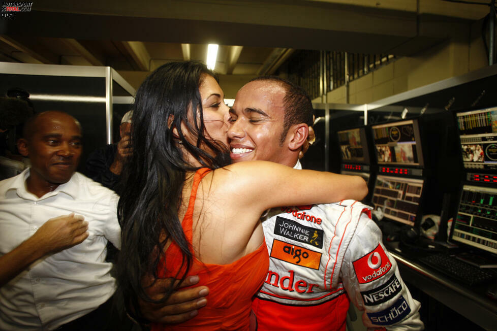 Lewis Hamilton ist endgültig auf dem Höhepunkt angekommen. Mit dabei ist immer seine On-/Off-Freundin Nicole Scherzinger, die stets aus der Box mitfiebert. Die Sängerin der Pussycat Dolls begleitet ihren Freund zu jedem Rennen und ist neben Papa Anthony die wichtigste Stütze. In den kommenden Jahren ist die Immer-mal-wieder-Beziehung ein ständiges Thema in den Medien. Doch Heirats- und Kindergerüchten folgt häufig die Trennung - wie aktuell wieder.