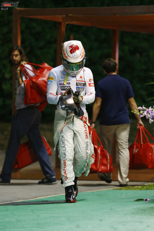 Auch 2012 reicht es wieder einmal nur zu Platz vier in der WM, und Hamilton gerät ins Grübeln, ob McLaren noch der richtige Platz für ihn ist. Als er in Singapur durch einen technischen Defekt wieder einmal in Führung liegend ausfällt, fasst er den Entschluss, das Team zu verlassen. Nach 14 Jahren unter McLaren-Flagge zieht es ihn schließlich zu Mercedes.
