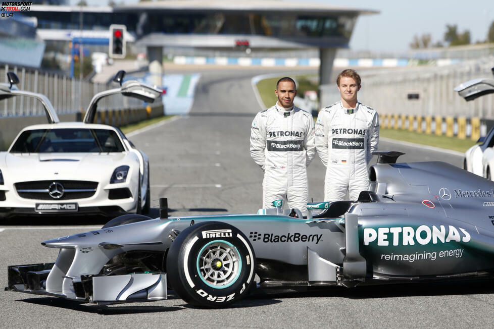 Die Silberpfeile überzeugen Hamilton mit ihrem Konzept. Mit Ross Brawn als Teamchef und Niki Lauda, der ihn angeblich überzeugt haben soll, als Aufsichtsratsvorsitzendem wird der 28-Jährige als Nachfolger von Michael Schumacher vorgestellt. Zwar ist Mercedes (bis auf einen Erfolg) noch kein Siegerteam, doch erste Erfolge stellen sich bereits in der ersten gemeinsamen Saison ein.