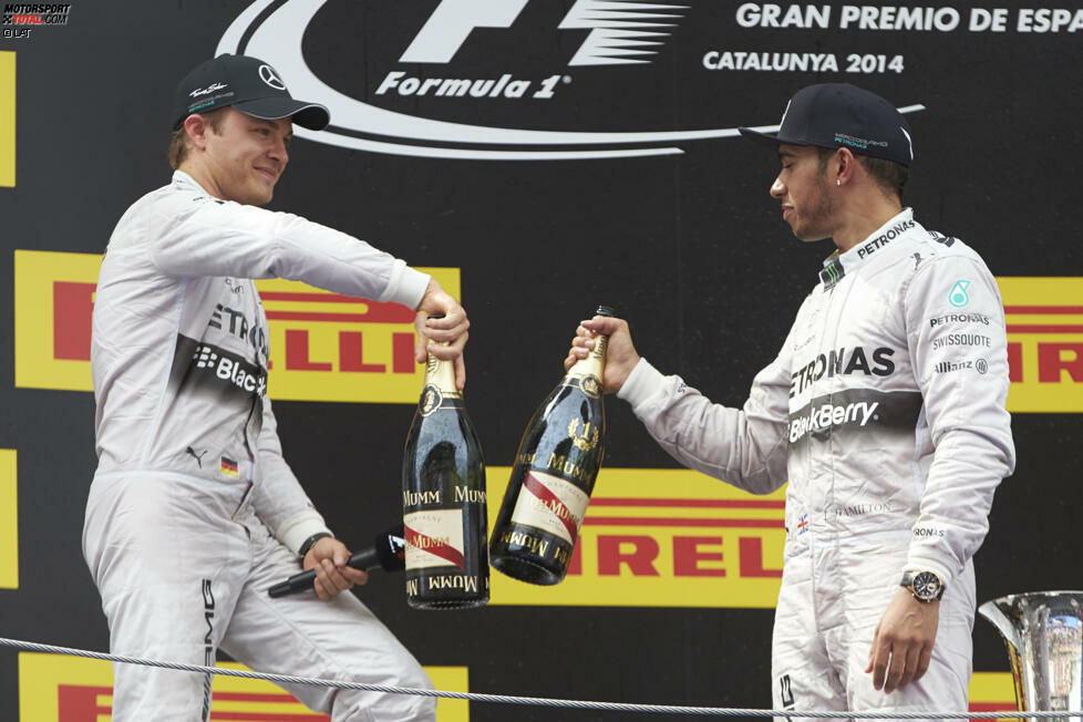 2014 ist das Jahr der Silberpfeile. Red Bull darf drei Rennen gewinnen, den Rest krallen sich Hamilton und Teamkollege Nico Rosberg souverän. Besonders zu Beginn fahren die beiden der Konkurrenz auf und davon und scheinen sich in den ersten Rennen auch noch gut zu verstehen...