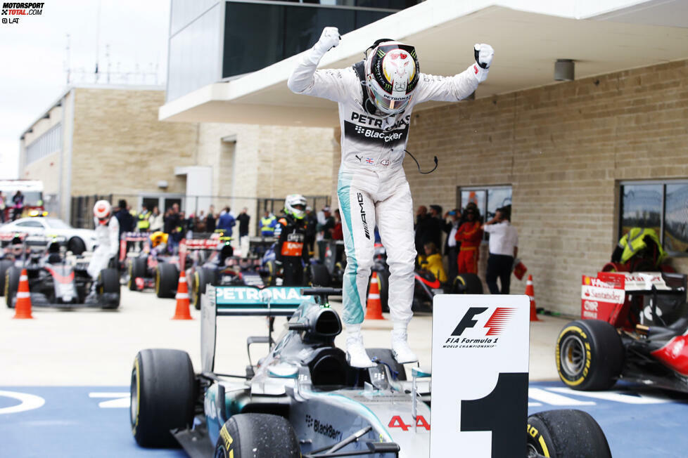 Lewis Hamilton hat sein großes Karriereziel in der Formel 1 erreicht: In Austin feiert der Brite seinen dritten WM-Titel und hat damit genauso viele wie sein großes Vorbild Ayrton Senna erfahren können. Der Mercedes-Pilot ist auf dem Höhepunkt seiner Karriere. Wir blicken auf sein einzigartiges Motorsport-Leben.