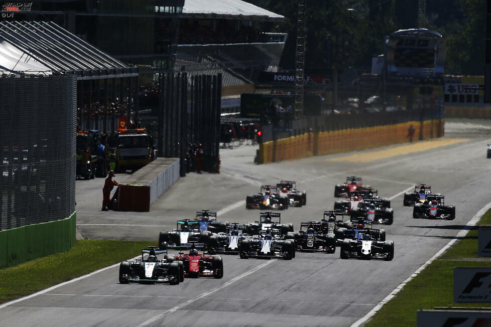 Der Start: Räikkönen schläft und fällt zum Leidwesen der Tifosi auf den letzten Platz zurück, steht dabei auch noch dem hinter ihm losgefahrenen Rosberg im Weg, während sich Vettel im Windschatten an Hamilton heransaugt, ...