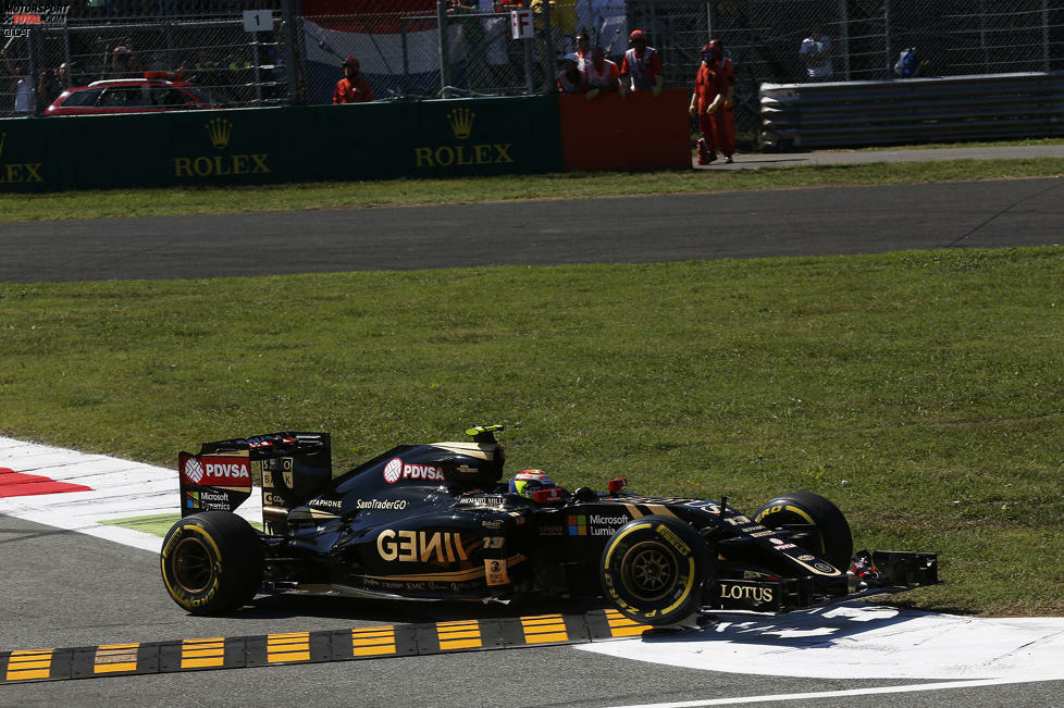 Zwei Wochen nach dem Podium von Spa-Francorchamps wird Lotus auf den Boden der Tatsachen zurückgeholt: Sowohl Romain Grosjean als auch Pastor Maldonado scheiden wegen Kollision in der zweiten Runde aus.