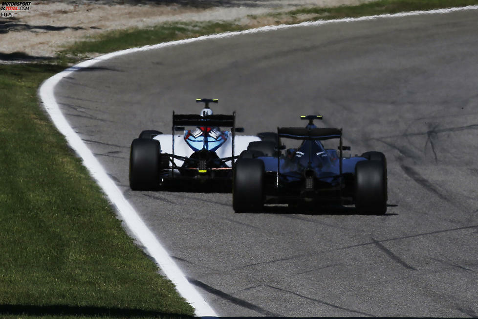 Noch vor dem ersten Boxenstopp jagt Rosberg die beiden Williams vor sich her, setzt schon zum Überholen des viertplatzierten Valtteri Bottas an. Bis er wegen zu hoher Bremstemperaturen ermahnt wird, nicht zu aggressiv zu fahren.