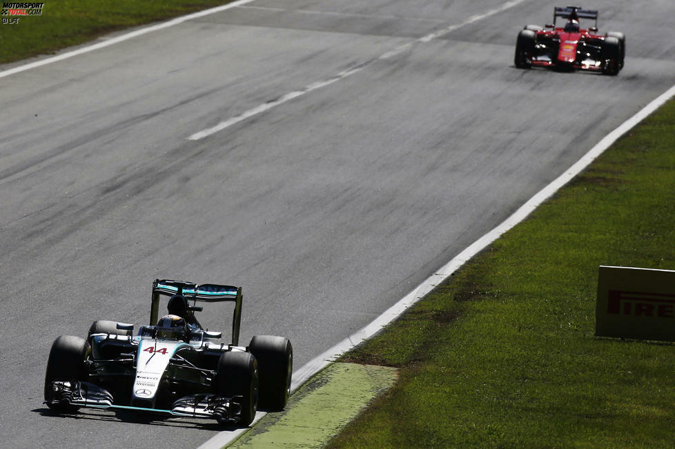 Vorne fährt indes Hamilton ein einsames Rennen: 6,1 Sekunden Vorsprung auf Vettel nach zehn, 10,6 nach 20, 19,1 nach 30 Runden. Gleichzeitig kommt Rosberg immer näher an den zweitplatzierten Ferrari heran.