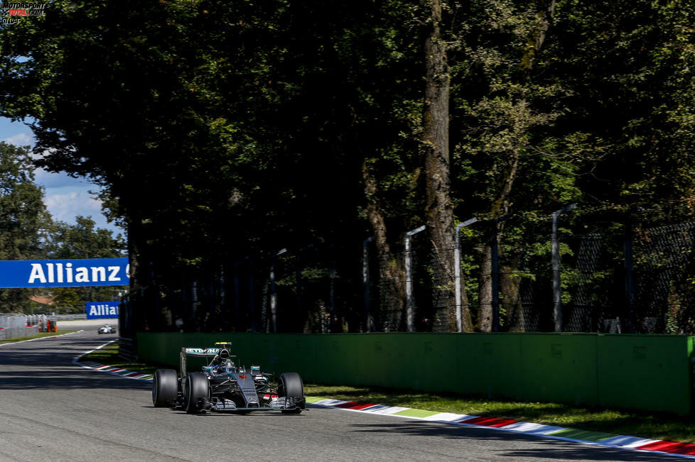Auf den Mercedes-Doppelsieg fehlen nur noch 1,1 Sekunden, als bei Rosberg in der 51. von 53 Runden der Motor verraucht. Hintergrund: Der neue Monza-Motor muss am Samstagmorgen ausgebaut werden. Der gebrauchte bestreitet sein sechstes Rennen - und ist mit der Laufleistung am Ende.