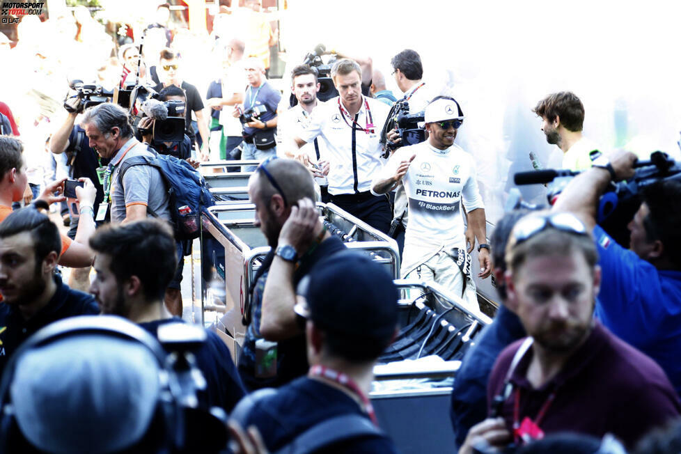 ... und wird freigesprochen: Hamilton verlässt den Paddock von Monza als Sieger, fast drei Stunden nach der Zieldurchfahrt. Und meint, in Anspielung auf seine neue Frisur: 