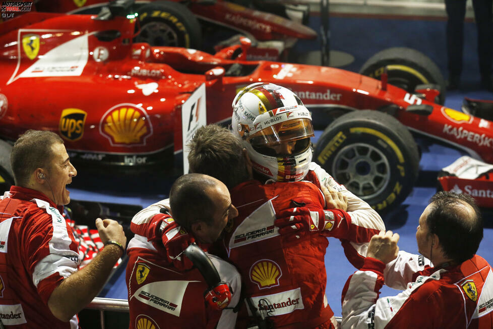 Es ist das Wochenende von Sebastian Vettel und Ferrari: Mit den nächsten großen Updates gewinnt der Heppenheimer in Singapur, und das auf beeindruckende Art und Weise. Vettel feiert den 42. Sieg seiner Karriere, überholt damit in der ewigen Bestenliste den großen Ayrton Senna. Und den dritten in seiner Ferrari-Premierensaison, womit er mit Michael Schumacher 1996 gleichzieht.