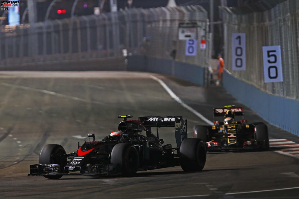 Immer wieder Pastor Maldonado: Zwischen dem Lotus-Piloten und Jenson Button kommt es zu einer Kollision. Button ärgert sich: 