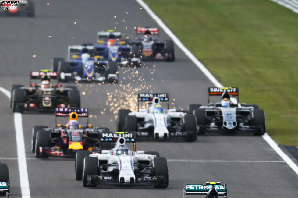 Weiter hintern scheppert's: Daniel Ricciardo schneidet Felipe Massa den Weg ab, der behindert wiederum Sergio Perez. Perez sucht sich eine Lücke, kollidiert mit Carlos Sainz...