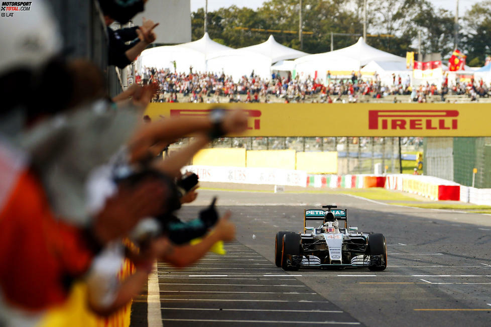 Hamilton fährt nach 53 Runden mit 18,9 Sekunden Vorsprung auf Rosberg, 20,8 auf Vettel und 33,7 auf Räikkönen über die Ziellinie. Es ist nach 2007 erst sein zweiter Sieg in Suzuka. Und der beschert ihm in der Weltmeisterschaft 48 Punkte Vorsprung (fast zwei Siege) auf Rosberg - bei fünf noch zu fahrenden Rennen.