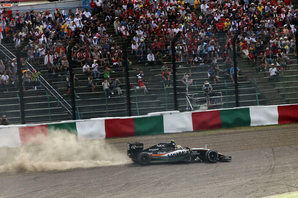 ... und segelt in die Botanik. Der Force-India-Fahrer kann das Rennen sogar fortsetzen, geht als Zwölfter mit einer Runde Rückstand aber leer aus.